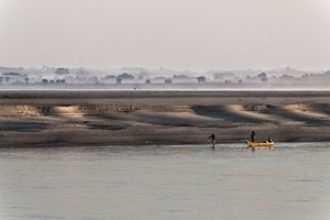 Lidé na řece Iravádí