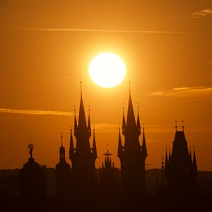 Východ slunce nad Týnským chrámem