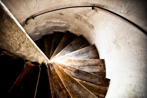 Schodiště v katolickém kostele v Rustu