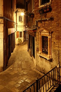 Zapadla benátská noční ulička