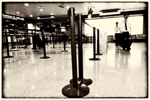 Stranou od všech běžných cestujících.